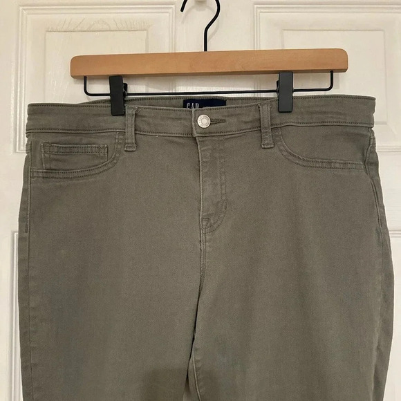 Gap Cropped Mid-Rise Favorite Jegging in Vintage Palm Green - Picture 3 of 11